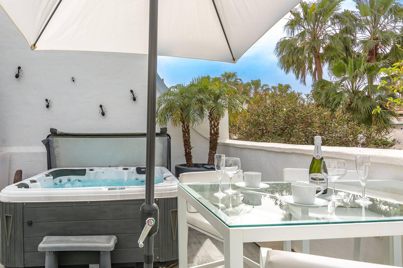 Holiday Home 'Casablanca 3 - El Oasis Capistrano' near the Sea with Shared Pool & Wi-Fi in El Capistrano, Costa del Sol