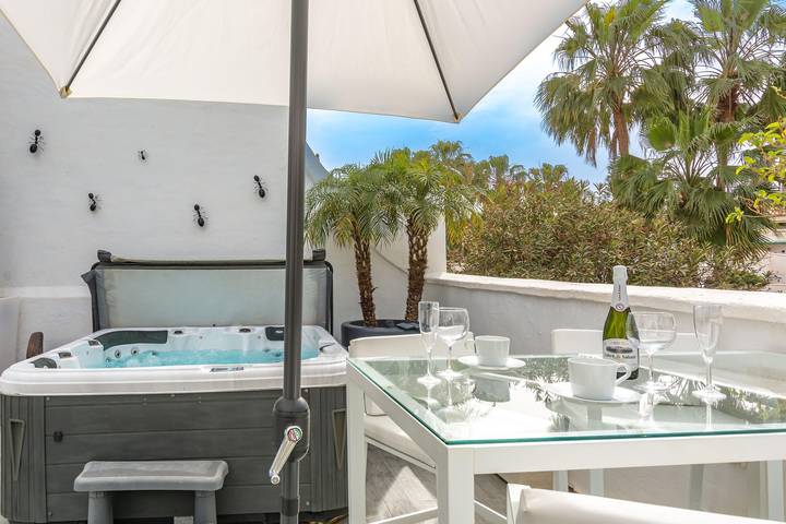 Holiday Home 'Casablanca 3 - El Oasis Capistrano' near the Sea with Shared Pool & Wi-Fi in El Capistrano, Nerja