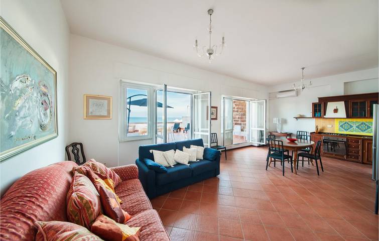 Appartement de vacances entier, Upper Floor Apartment, WiFi, A/C, Terrace, Beach 300m in Scogliolungo, Porto Torres
