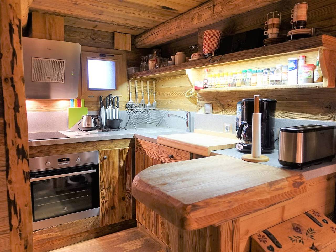 Cozy Chalet for 3-4 in Village Center, 500m from Ski Slopes, 100m from Shops in Arêches, Beaufort (Rhône-Alpes)
