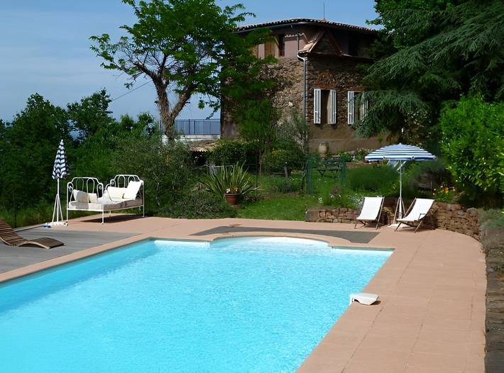 Gîte pour 5 personnes, avec jardin ainsi que terrasse et piscine, animaux acceptés à Les Mayons