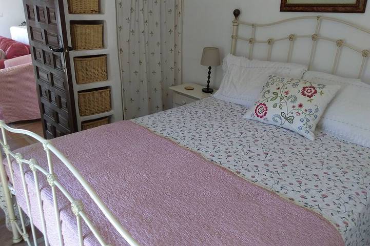 Cosy mountain cottage, 45 min Málaga,stunning views, heated pool, horses on site in Villanueva del Trabuco, Provincia de Málaga