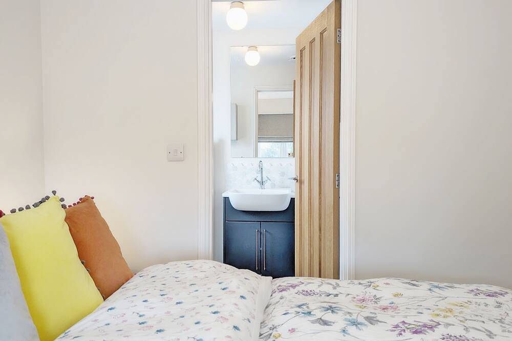 Cabane Mont Fort - sleeps 6 guests  in 3 bedrooms in West Wittering, West Sussex