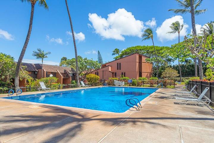 Beach rental for 2 people, with balcony and pool as well as yard on Maui
