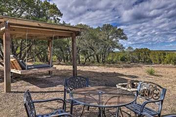 Log Cabin for 4 Guests in Wimberley, Hays County, Picture 4