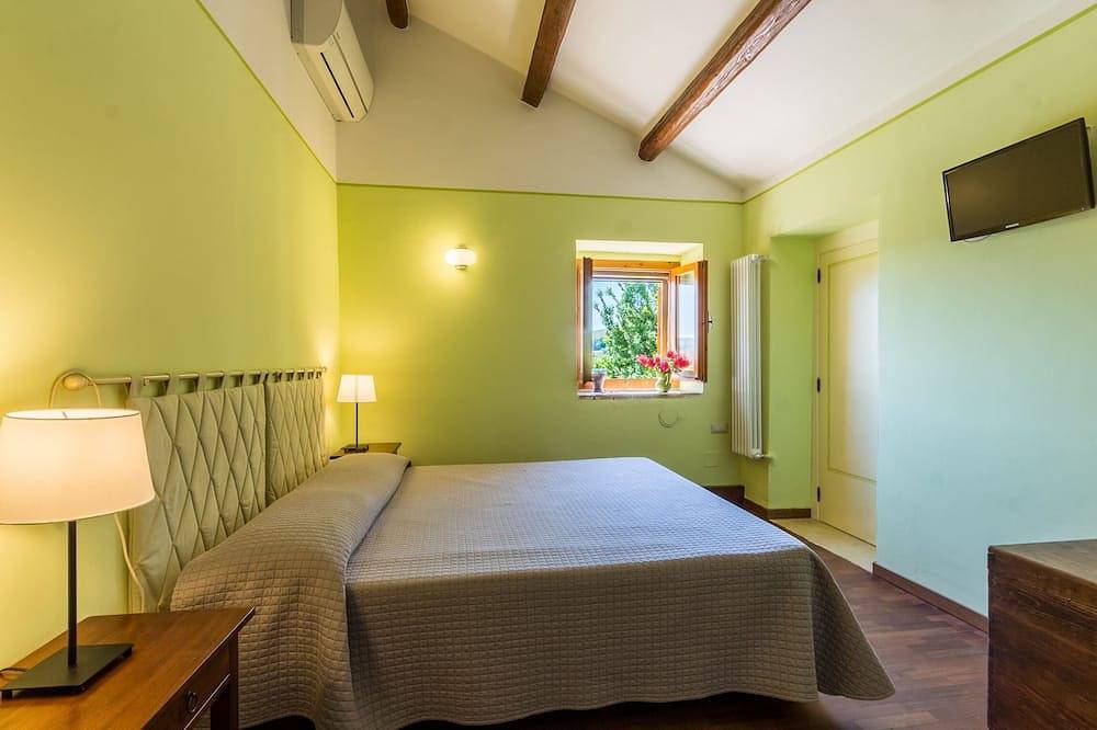 Villa aliento con piscina en las colinas de Fermo, a sólo 20 minutos de la costa del Adriático. in Fermo (Pueblo), Fermo