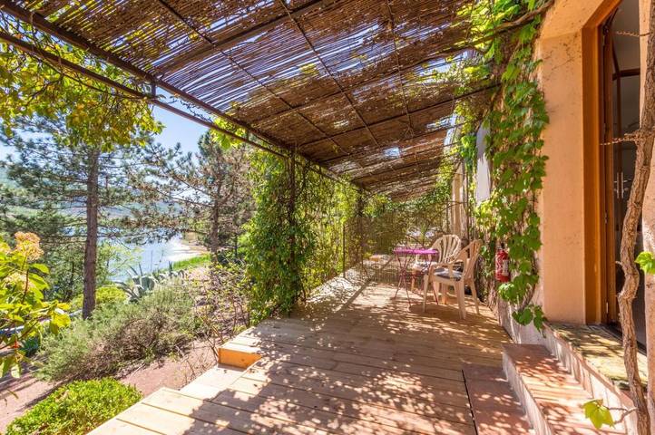 Hôtel pour 2 personnes, avec vue sur le lac ainsi que vue et jardin, animaux acceptés dans Lac du Salagou
