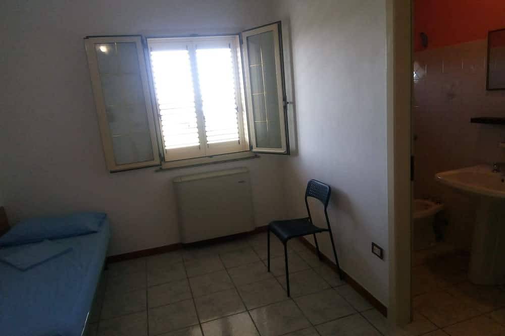 Room sleeps 4 with en suite bathroom in self-management in Marina di Montenero, Provincia de Campobasso