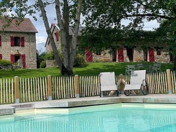 Chambre d’hôte pour 2 personnes, avec vue et bassin pour enfant ainsi que jardin et piscine, animaux acceptés dans la Creuse