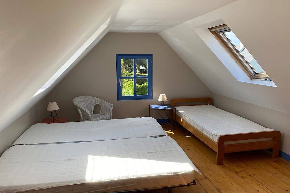 1-Bedroom House with Garden near Grands Sables Beach in Locmaria, Côte des Mégalithes