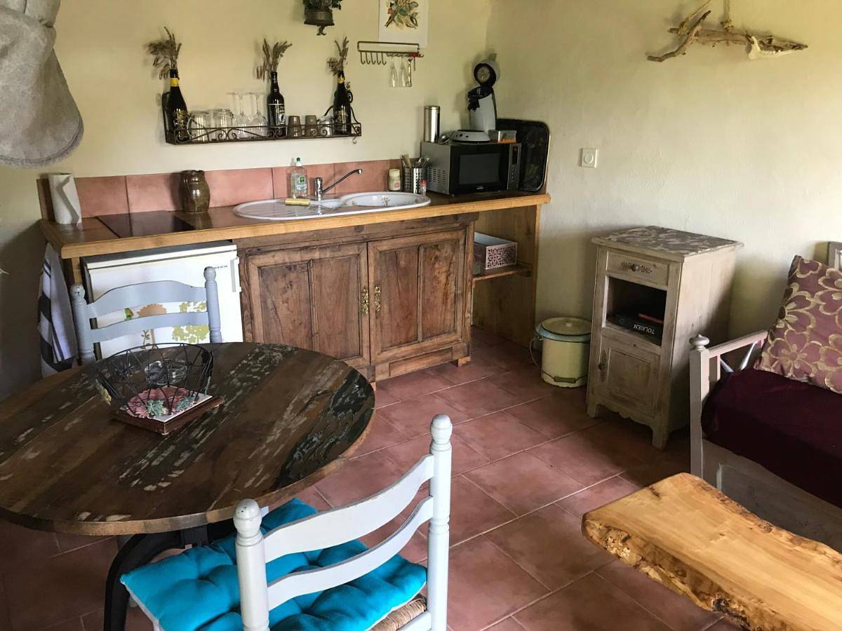Maison de hobbit montcuq in Montcuq-en-Quercy-Blanc, Quercy