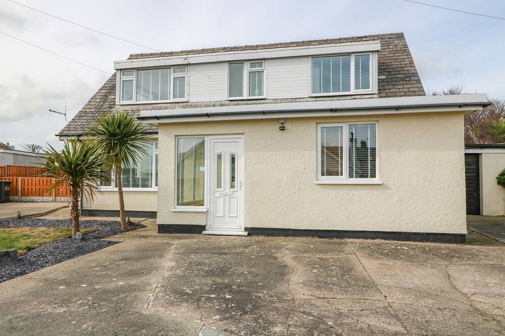 Bryn Derw Bach, with a garden in Moelfre in Moelfre, Insel Anglesey