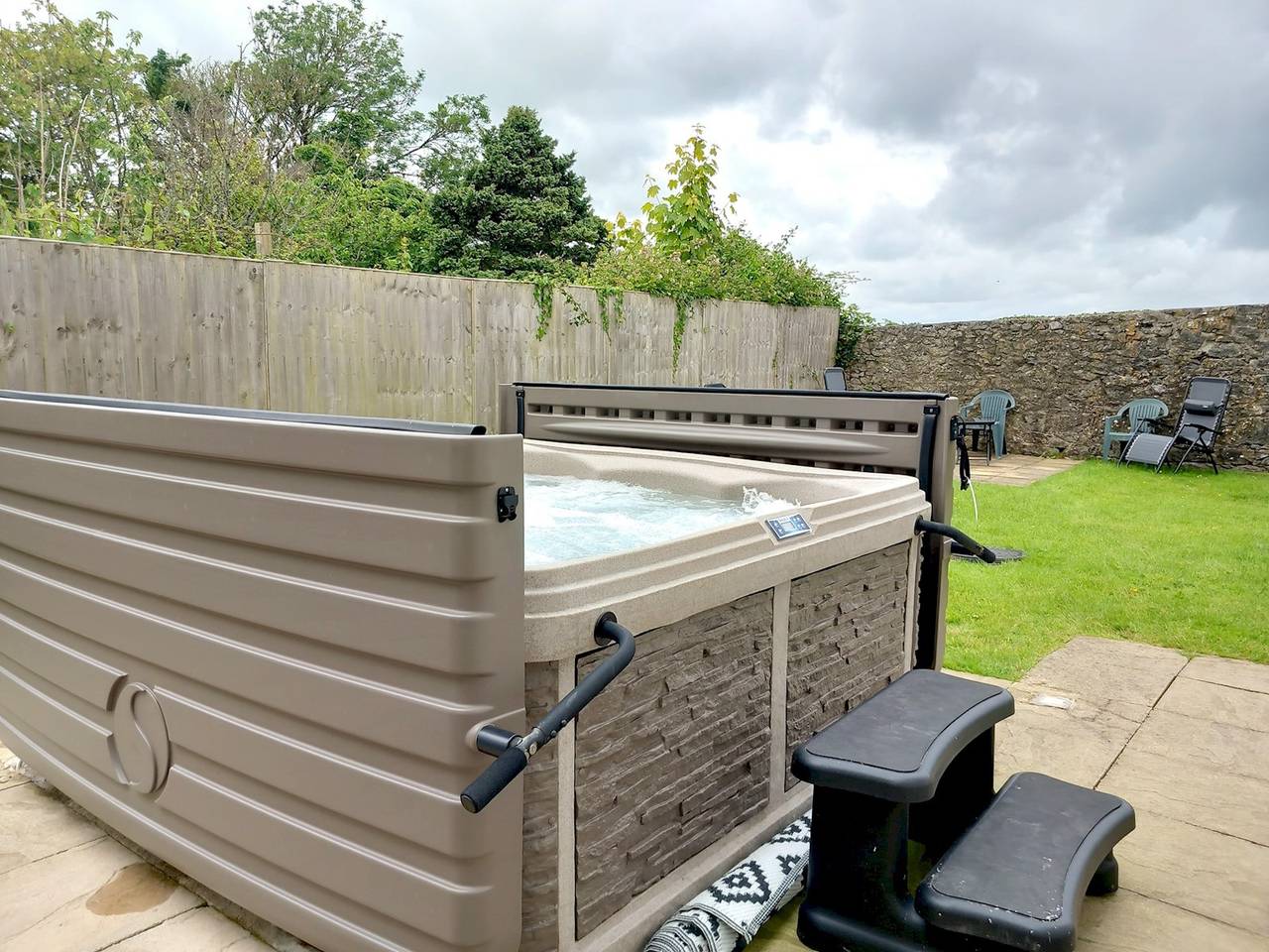Home With Hot Tub Close to Beach - Pass the Keys in Red Wharf Bay, Isle of Anglesey