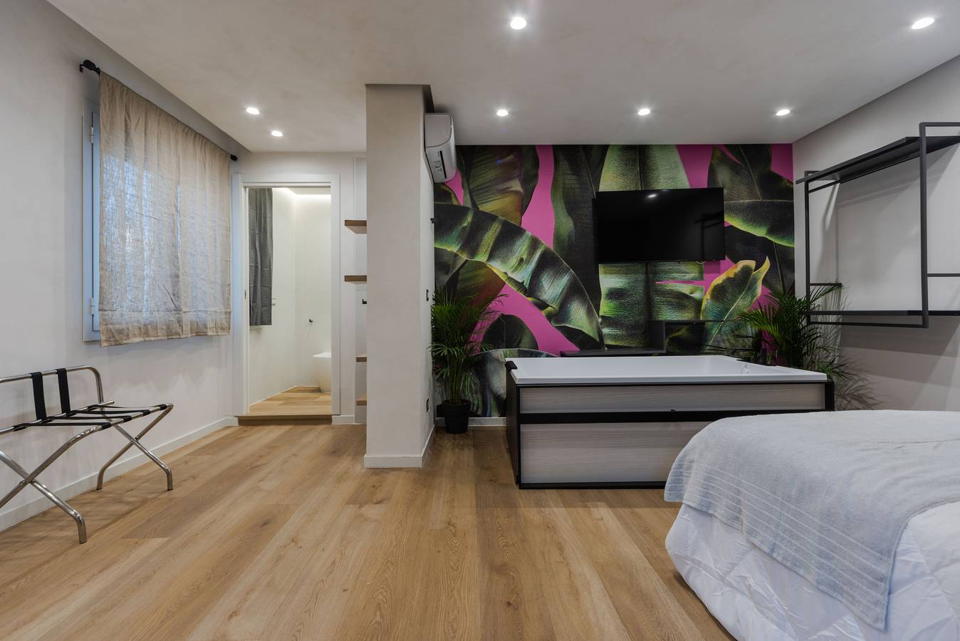 Apartamento vacacional entero, Maui with Jacuzzi - Tropicalia Suites by Wonderful Italy in Stanislao Cannizzaro, Aci Castello