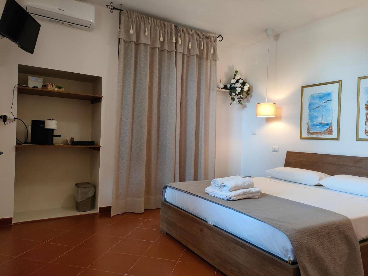 Double Room with Private Bathroom in Cozze, Mola di Bari