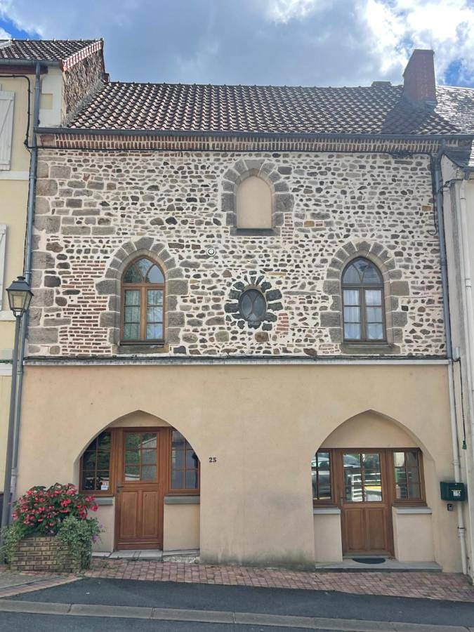 Gîte pour 2 personnes, avec terrasse, animaux acceptés dans Thermes De Neris Les Bains Neris Les Bains