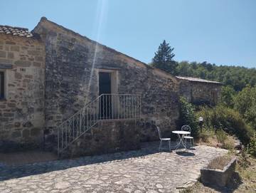Gîte pour 4 personnes, avec jardin et vue ainsi que piscine et terrasse à Simiane-la-Rotonde