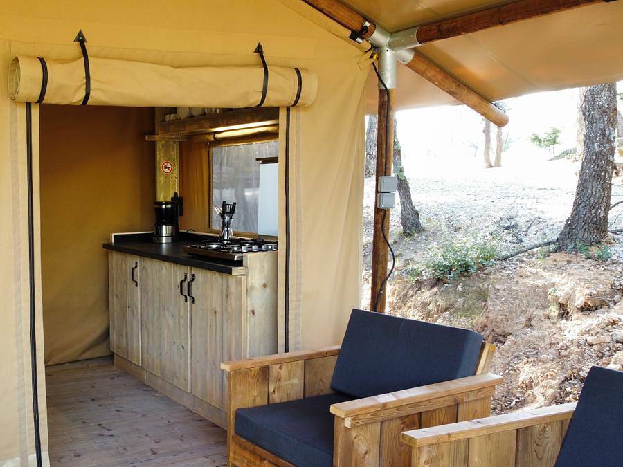 Camping Charlemagne - Tente en toile et en bois 5 personnes - Eco-Lodge Savane in Grimaud, Côte méditerranéenne (France)
