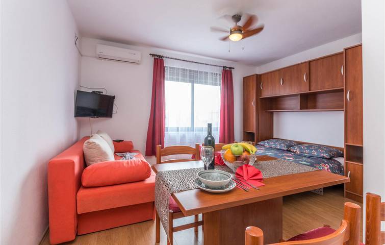 Apartamento vacacional entero, Encantador apartamento con terraza, WiFi y acceso a la playa a 2 km. in Biograd na Moru, Region de Zadar
