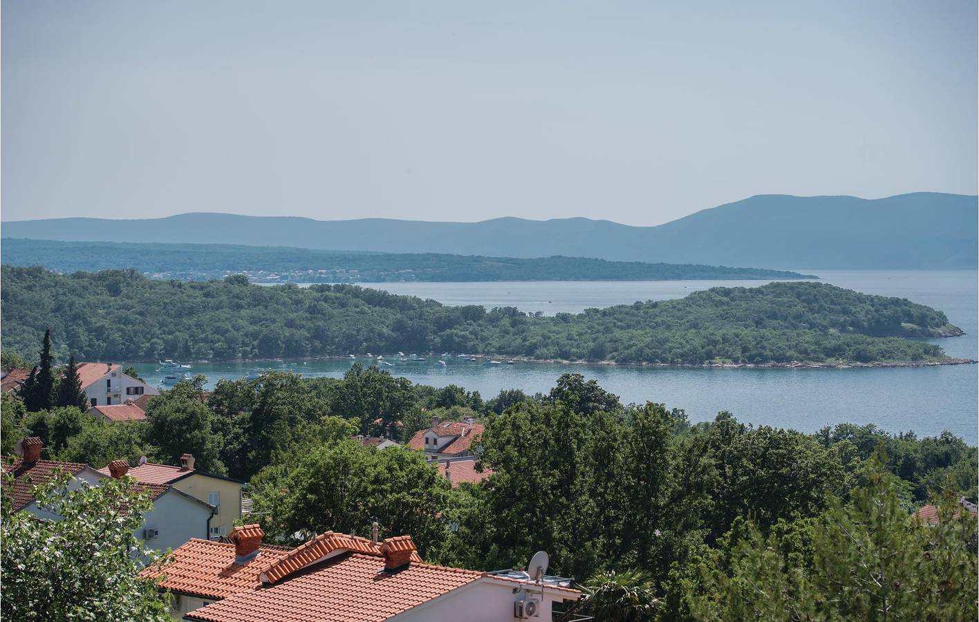 Ganze Ferienwohnung, Charmantes Apartment mit Terrasse, WLAN und 2 km Entfernung zum FKK-Strand in Njivice, Krk