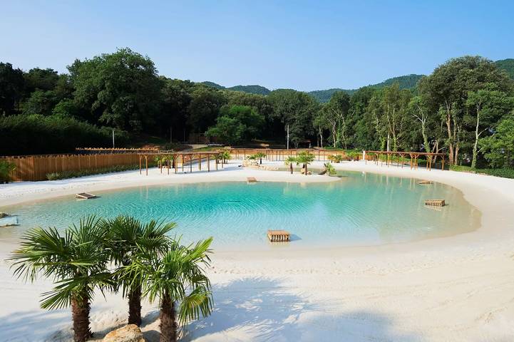Camping pour 3 personnes, avec piscine et terrasse, animaux acceptés dans le Gard