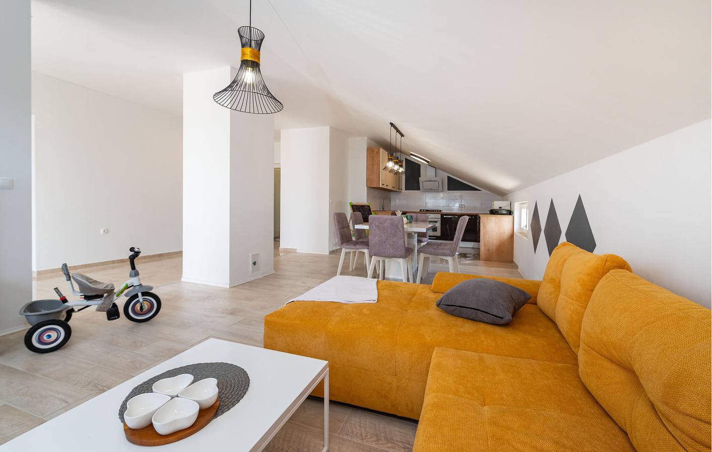Ganze Ferienwohnung, Charmante Ferienwohnung 200 m von der Küste entfernt mit Terrasse und Küche in Novigrad in Maslenica, Zadar