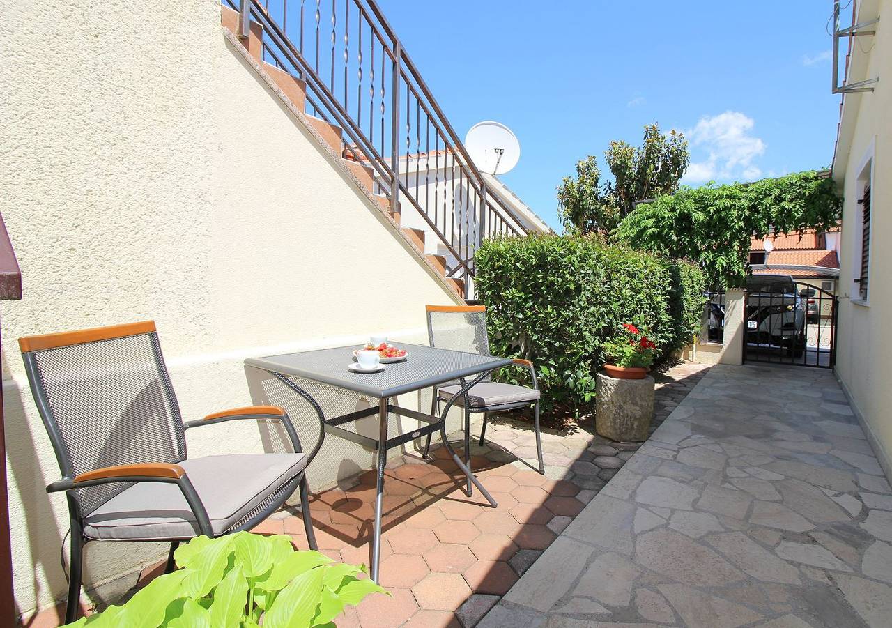 Ganze Wohnung, Lichtdurchflutetes Apartment nur 400 Meter zum Strand mit Meerblick, Wifi, Klimaanlage in Poreč, Grad Poreč