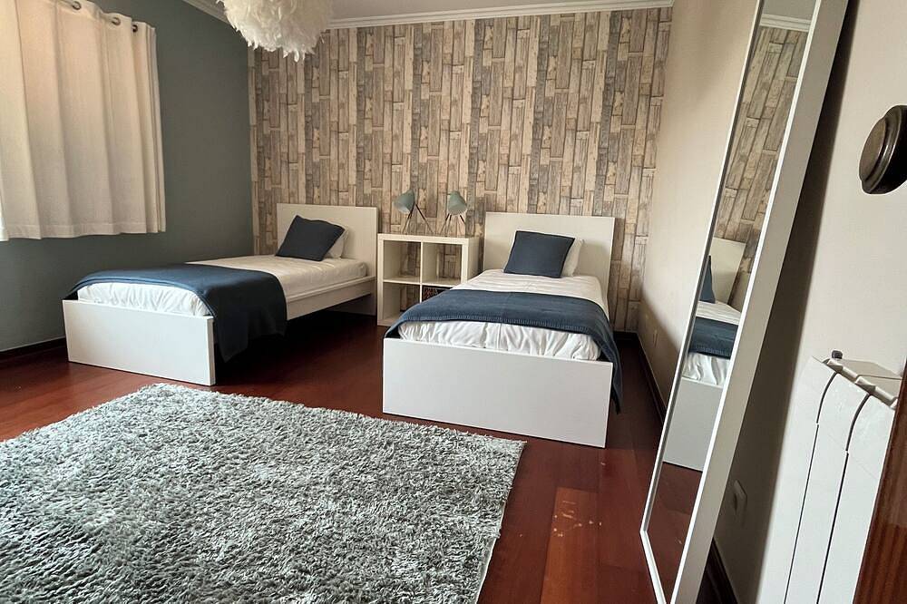 Spacious villa with garden and barbecue, near Serra de Sintra, beach and Cascais in Alcabideche, Costa de Lisboa