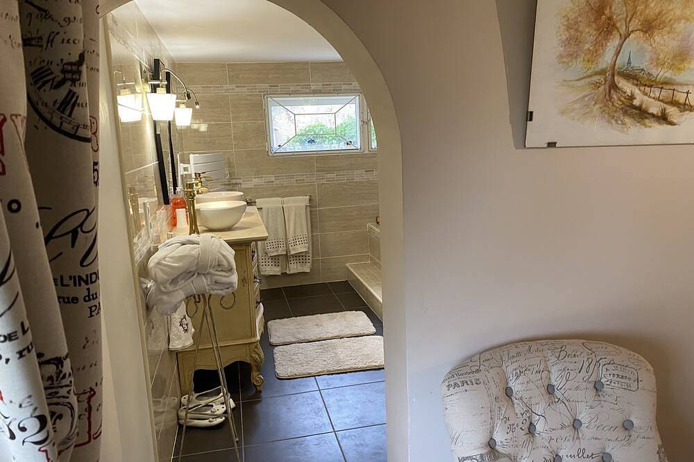 Independent suite- Ground floor of our family home in the middle of a vineyard in Cers, Côte d'Améthyste