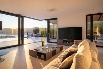 Villa for 13 People in Vis Town, Vis, Photo 2