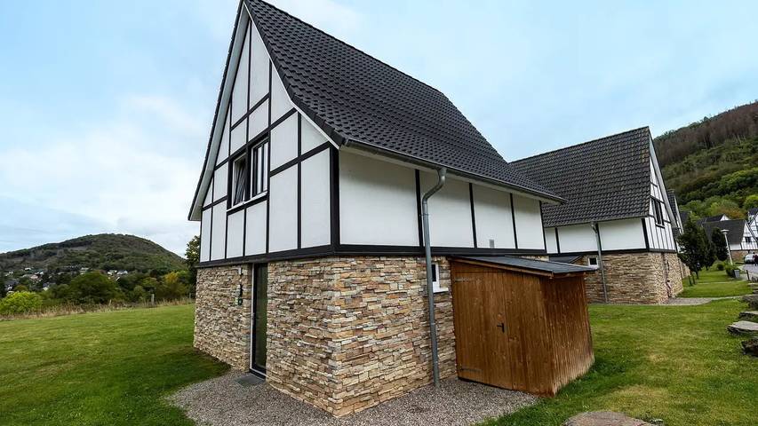 Villa für 6 Personen, mit Terrasse und Whirlpool sowie Sauna und Pool in Heimbach