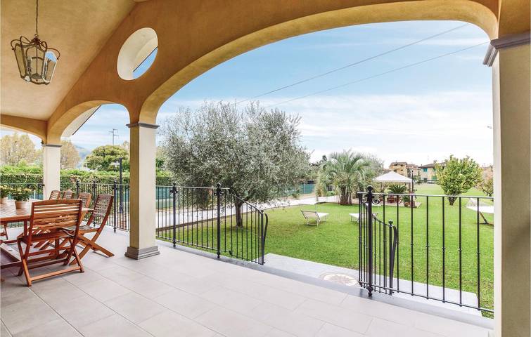 Klimatisiertes 180qm Apartment mit Parkplatz & Garten in Massarosa, Italienische Riviera