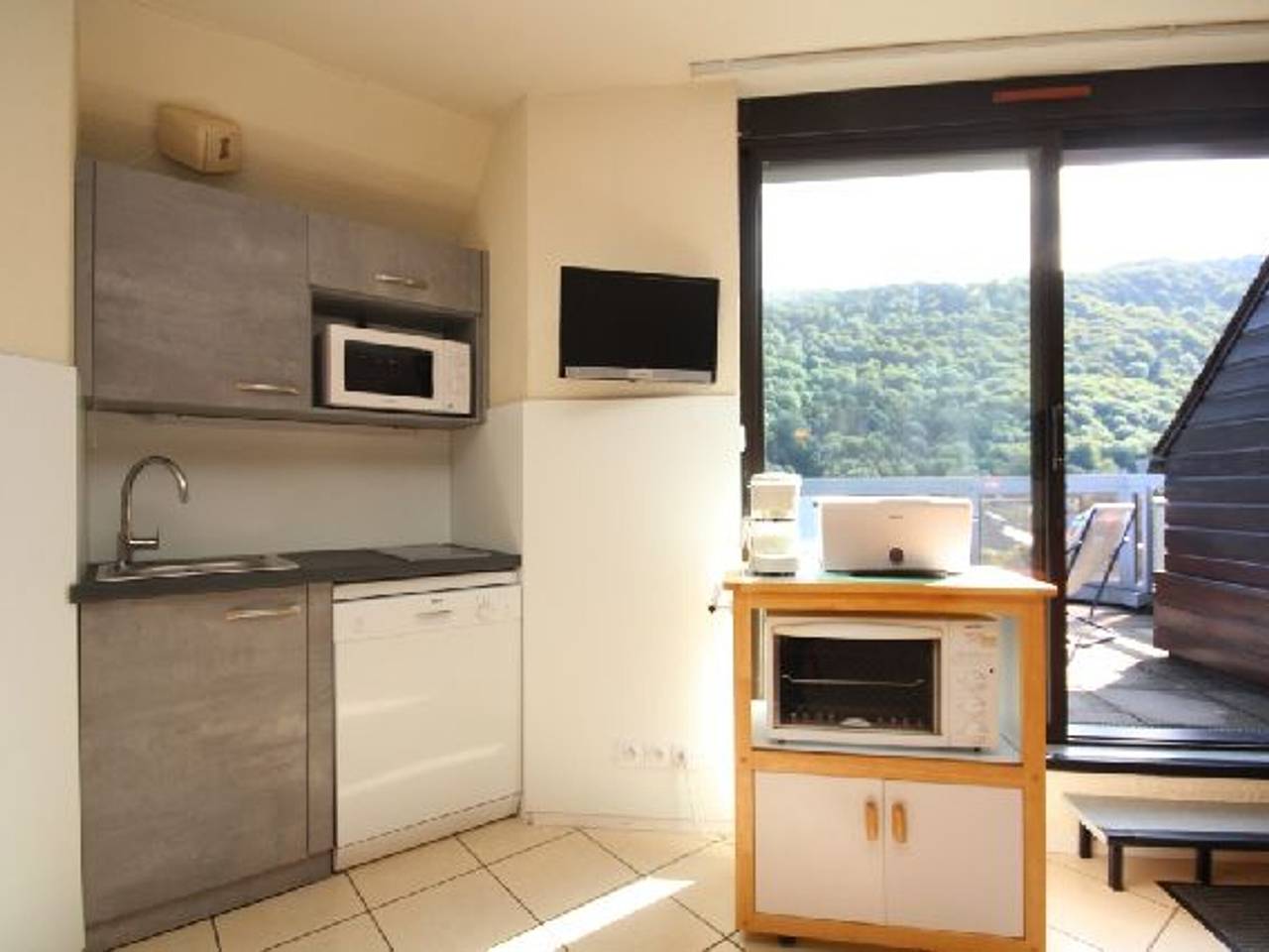 Ganze Wohnung, Mont-Dore 2-Zimmer-Wohnung mit Terrasse, Parkplatz und ausgestatteter Küche in Mont-Dore, Regionaler Naturpark Volcans d'Auvergne