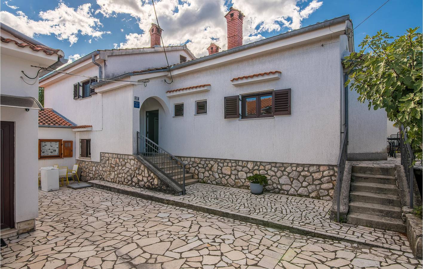 Charmantes Apartment, 2 km vom Strand entfernt: Geräumiges Apartment mit Pool und Terrasse in Gostinjac, Krk