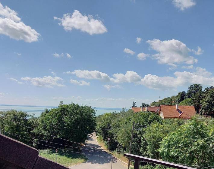 Ferienwohnung für 6 Personen, mit Balkon und Terrasse sowie Garten und Seeblick in Balatonalmadi