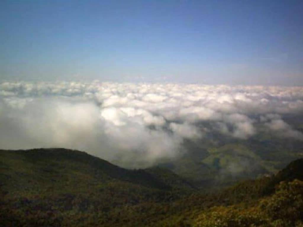 Leidenschaftlicher grüner Hügel in Monte Verde, Minas Gerais