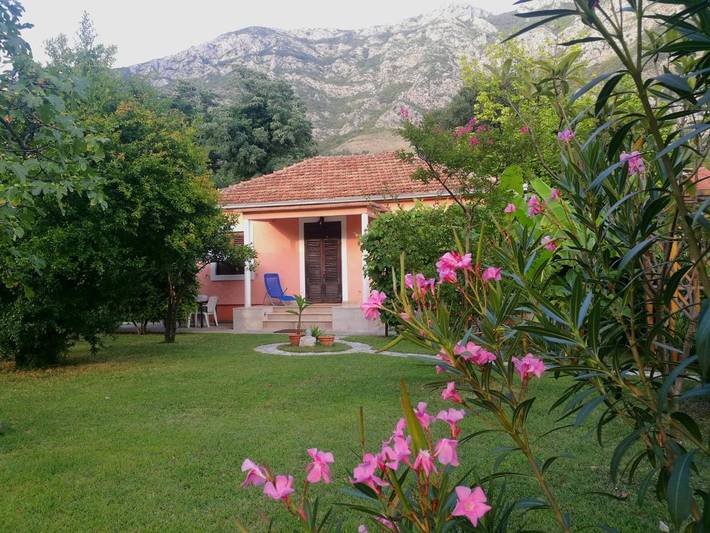 Gîte pour 7 personnes, avec vue et jardin dans Risan