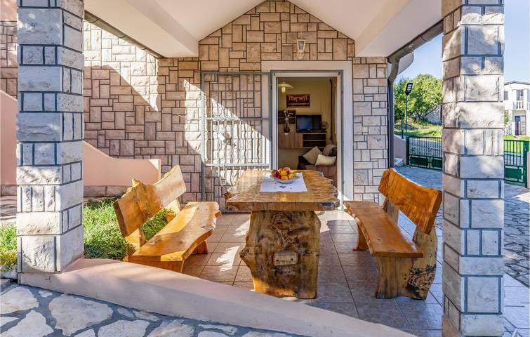 Ganze Ferienwohnung, Gemütliche Ferienwohnung mit Terrasse und Garten in der Nähe des Strandes Duga Uvala in Marčana, Südküste Istrien