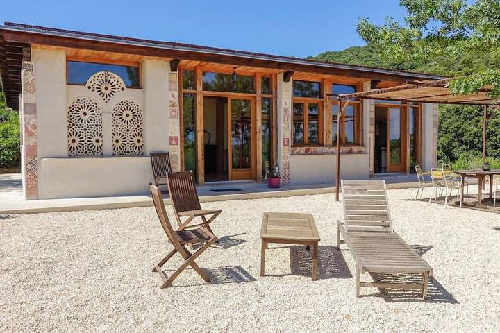 Location de vacances pour 5 personnes, avec vue ainsi que jardin et terrasse à Mourèze - 4