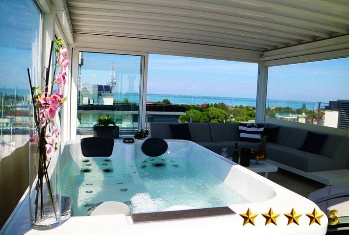 Hôtel pour 3 personnes, avec Balcon et Jacuzzi ainsi que Terrasse et Jardin à Lignano Sabbiadoro