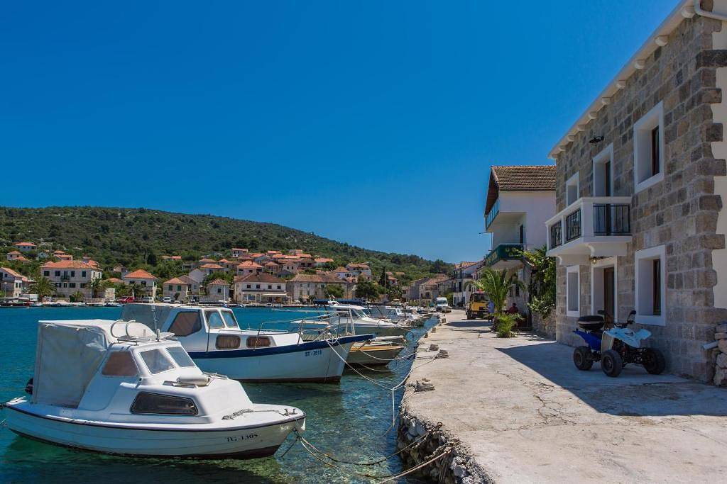 Seaside Haven – Beachfront House with Jacuzzi in Drvenik Veliki, Drvenik Mali und Veli