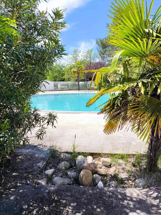 Camping pour 6 personnes, avec Terrasse et Jardin ainsi que Bassin pour enfant et Piscine à La Roque-d'Anthéron