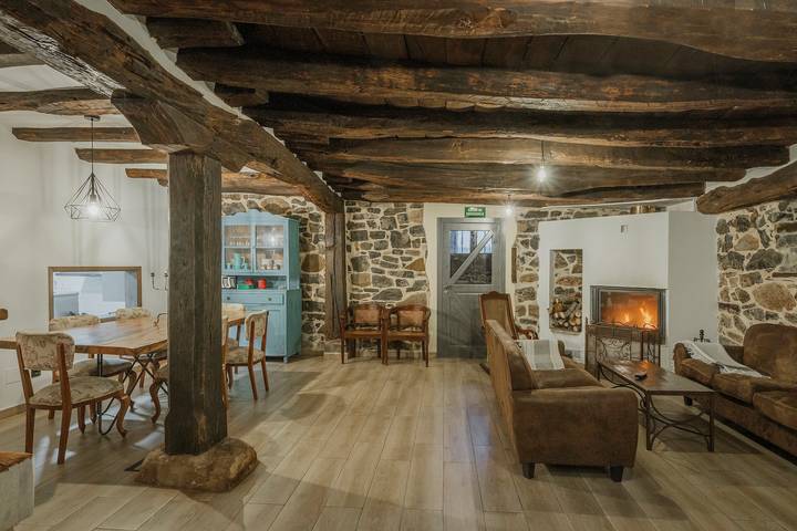 Landhaus 'La Casa Del Diezmo De La Montaña' mit Bergblick, privater Terrasse und Wlan in San Juan de Redondo, La Pernía