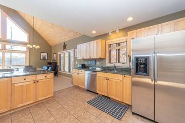 Vacation Home for 14 Guests in Garrett County, Deep Creek Lake, Picture 4