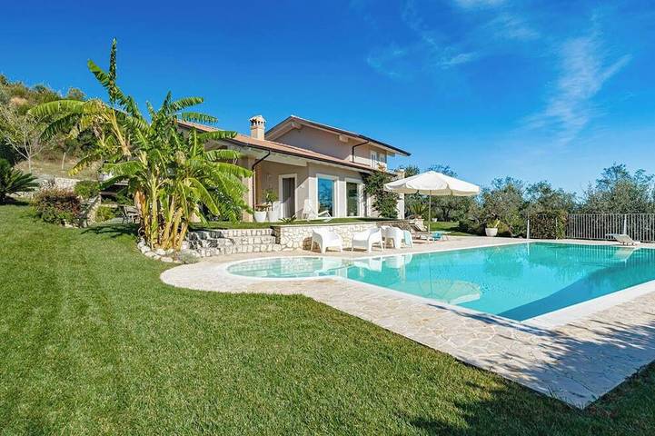 Villa for 6 people, with balcony and garden in Abruzzo