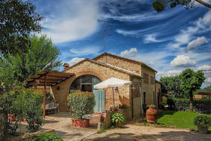 Agriturismo per 7 persone, con giardino e piscina, con animali domestici in Mensanello