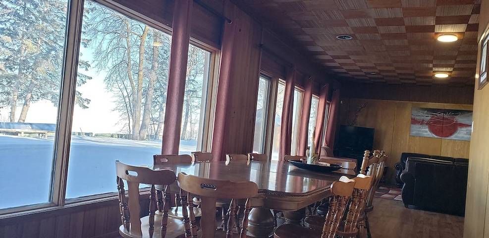 Vacation rental for 12 people, with balcony and garden in Manitoba