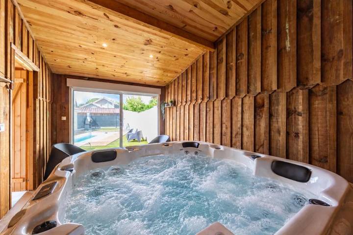 Location de vacances pour 8 personnes, avec Jacuzzi et Terrasse ainsi que Jardin et Piscine à Roaillan