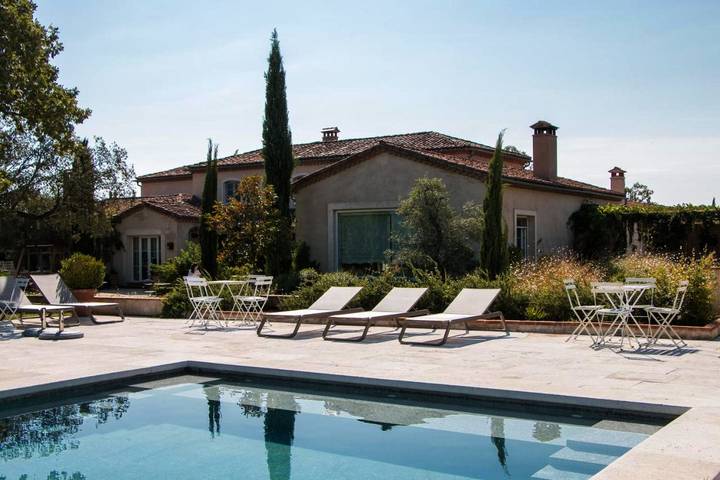 Apartamento para 2 personas, con jardín además de piscina y vistas en Candeleda