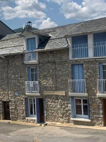 Location de vacances pour 12 personnes, avec vue et balcon, animaux acceptés dans Quérigut